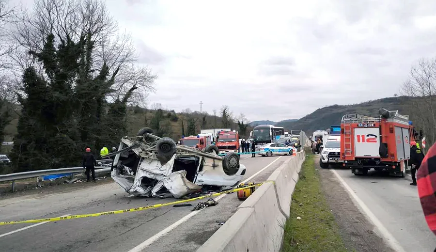 Feci kaza... Kamyon ticari aracı biçti: 1 ölü...