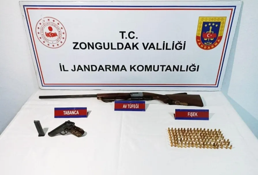 Evdeki ruhsatsız silahlara el konuldu...