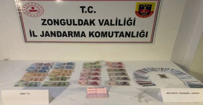 Kıraathanede kumar ve alkol operasyonu...