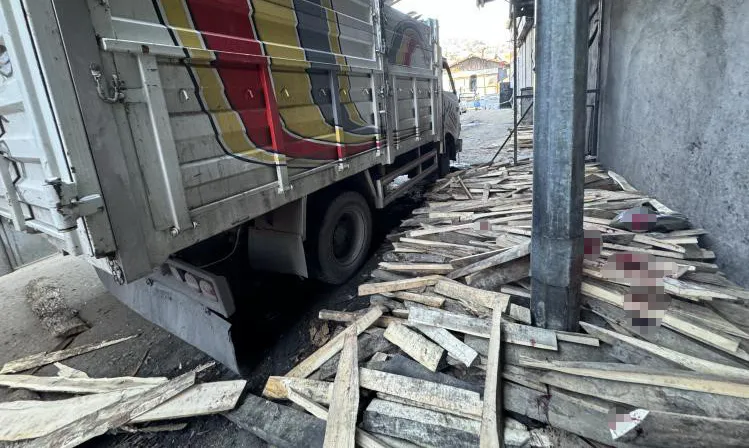 Kamyonetin kasasının çarptığı çocuk hayatını kaybetti...
