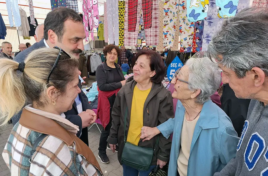 CHP’li Merve Arslan ve ekibi, Altuğ Dökmeci’ye oy istedi...