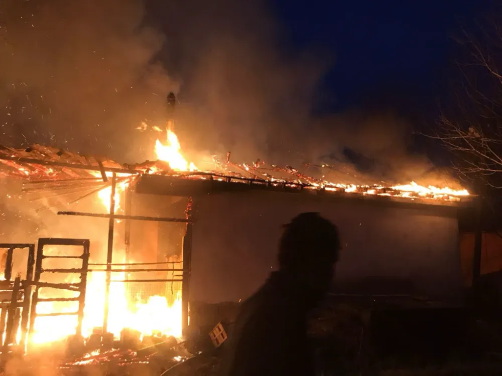Yangın tek katlı evi kullanılamaz hale getirdi...