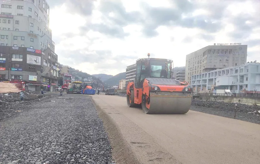 Kavşakta asfalt serimi başladı...