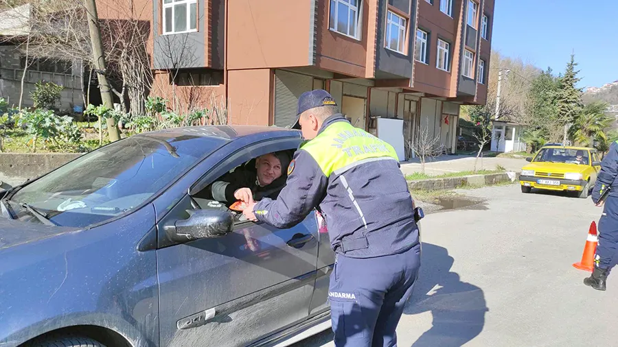 Sürücülere ceza yerine ikramda bulundular...