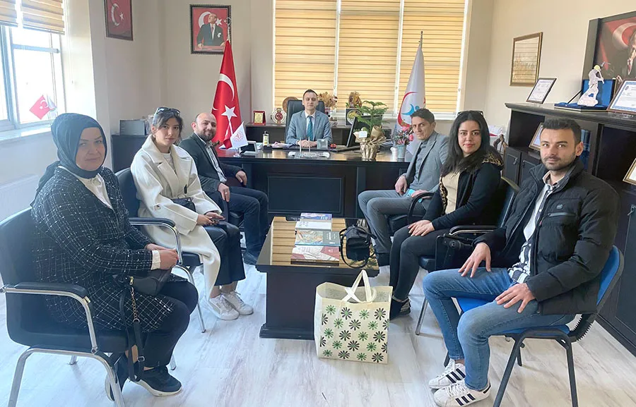 AK Partililer Kozlu’da doktor ve hemşerileri kutladı...