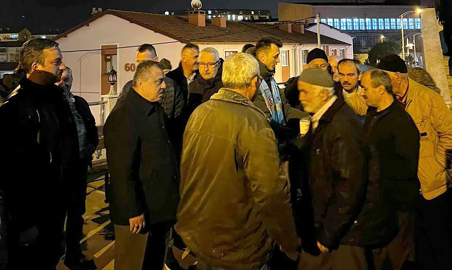 Muhammet Özdemir cemaate tatlı ikram etti...