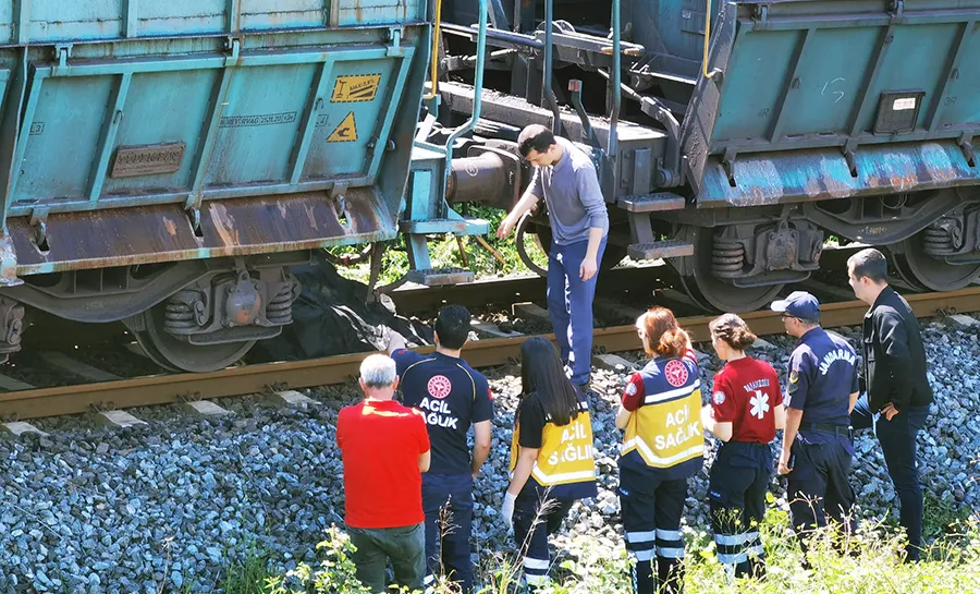 Trenin önüne atlayarak intihar etti… Kimliği belli oldu…
