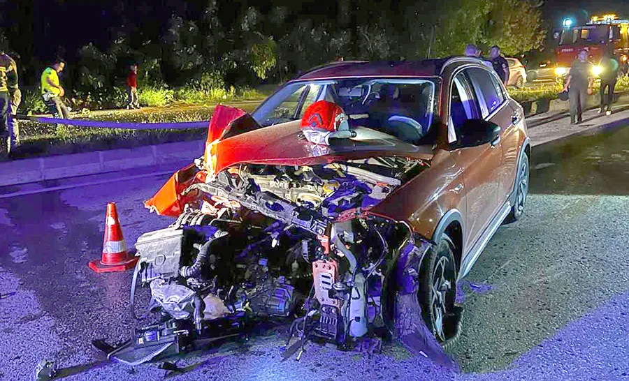 Otomobil elektrik direğine çarptı: 3 yaralı