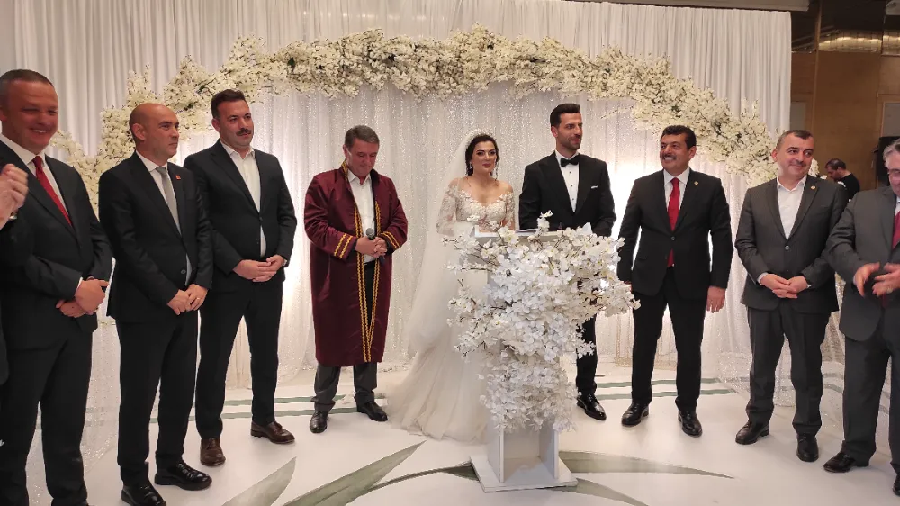 Havva Ekşi ile Buğra Özçelik 19 şahitle dünya evine girdi