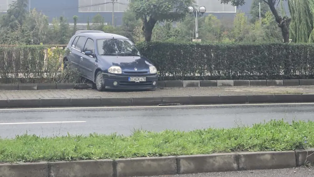 Feci kaza… Otomobiller çarpıştı biri karşı şeride geçti…
