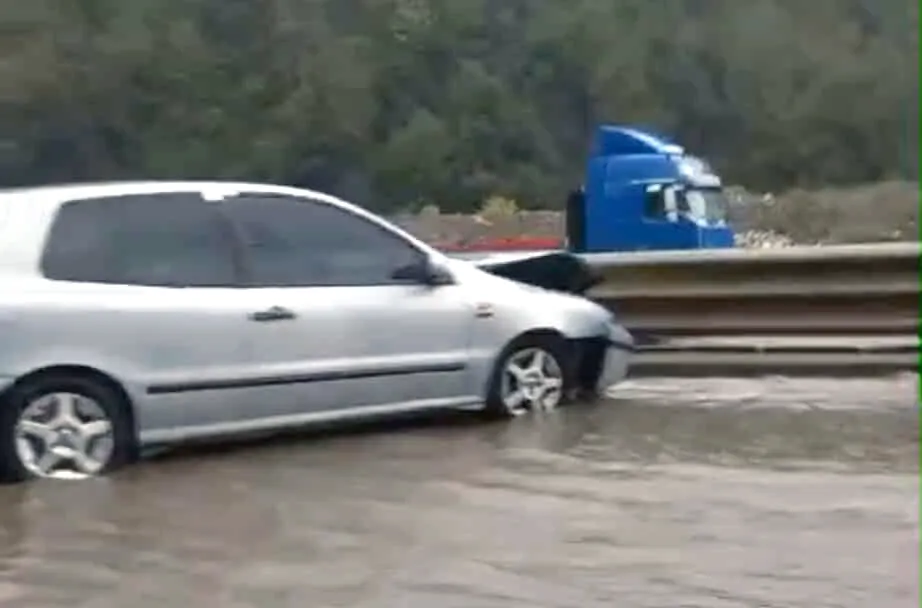 Kozlu’da otomobil bariyerlere çarptı... İşte görüntüler...