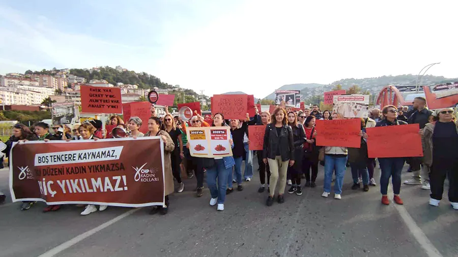CHP’li kadınlar “Boş Tencere”lerle meydanlara indi… Tencereler dolmuyor, iktidar duymuyor…