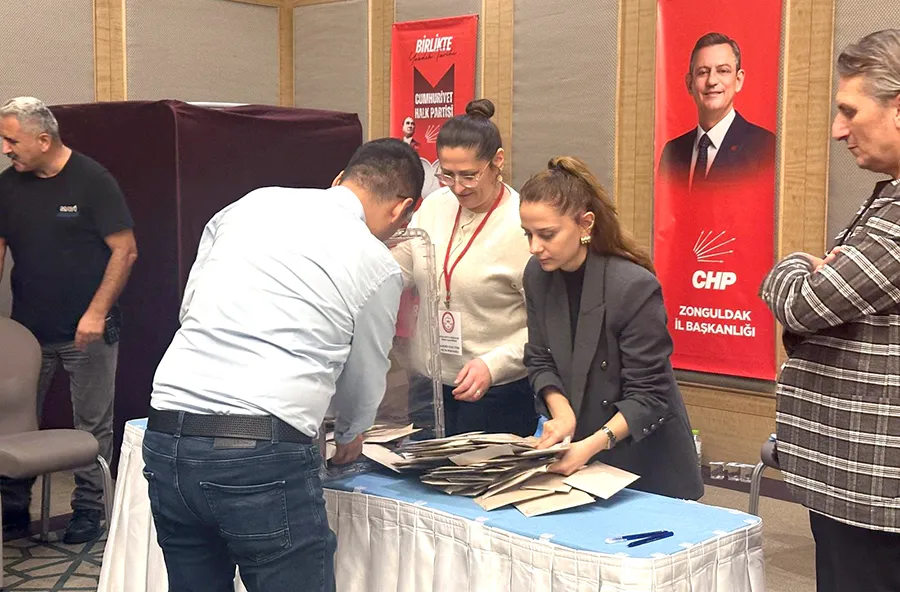 CHP kongresinde sandıklar açıldı… Oylar sayılıyor…