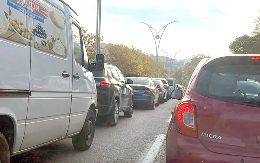 Zonguldak’ta üst geçit çalışması trafiği felç etti