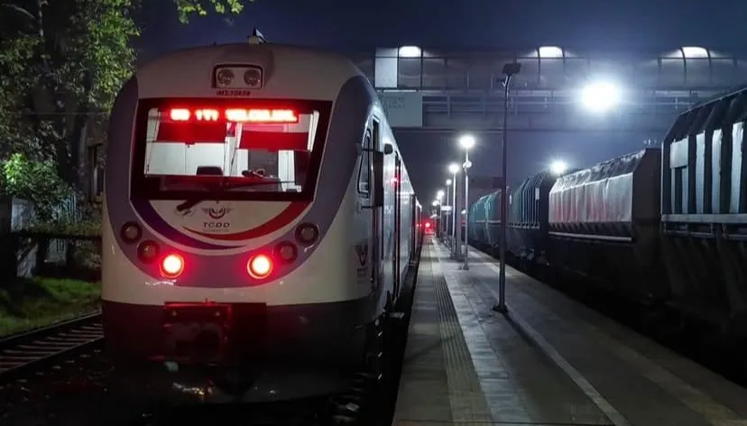 Yolcu treni kayaya çarptı... Vagonlar devrildi...