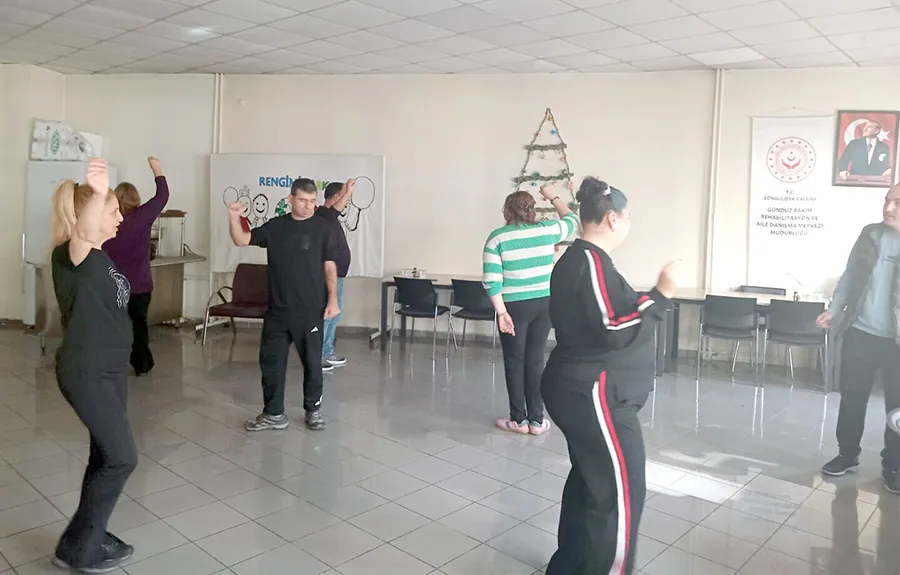 Özel bireyler halk dansları öğreniyor