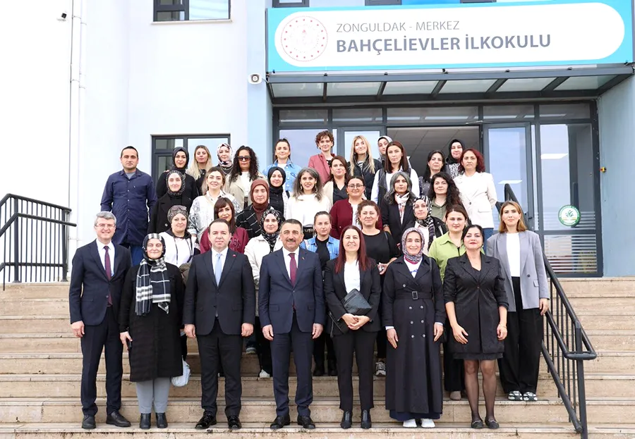 Vali ve eşinden Bahçelievler İlkokulu ziyareti