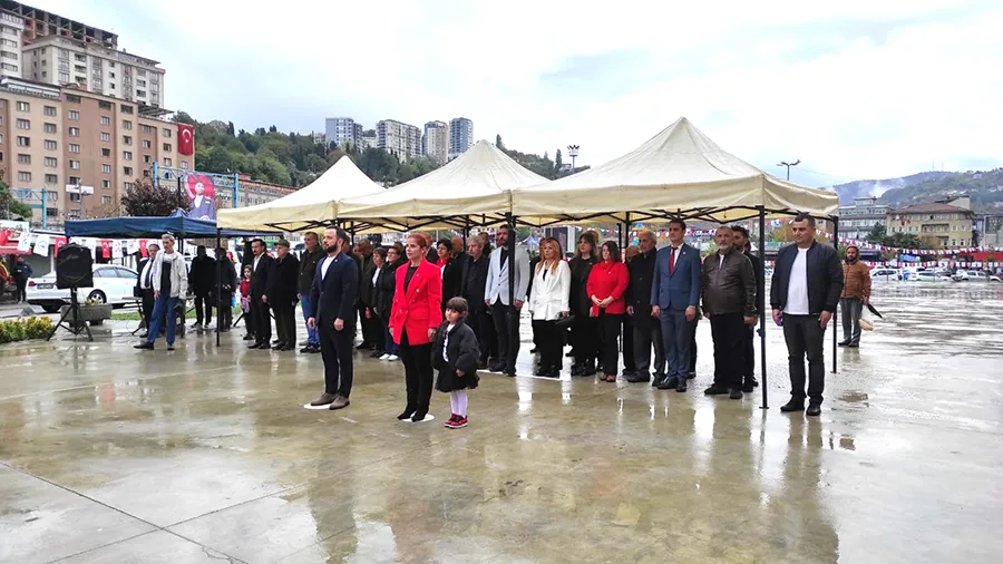 CHP’liler Atatürk Anıtı’na çelenk sundu