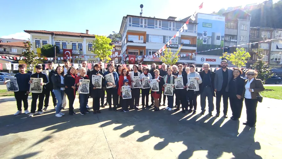 CHP’liler Kozlu’da Cumhuriyet’e özel gazete dağıttı