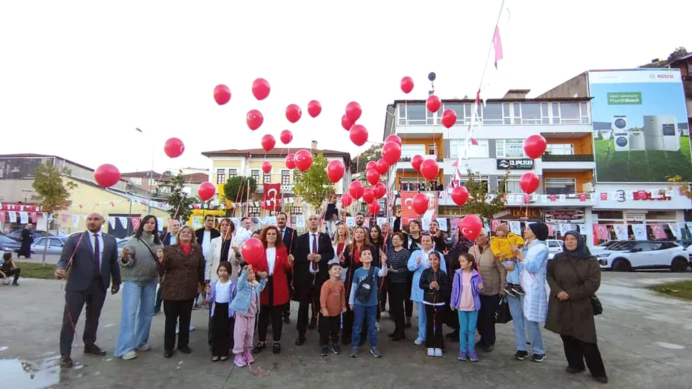 CHP’liler Kozlu’da 29 Ekim’e özel, 29 yeni kadın üyeye rozet taktı... Pasta kestiler, balon uçurdular...
