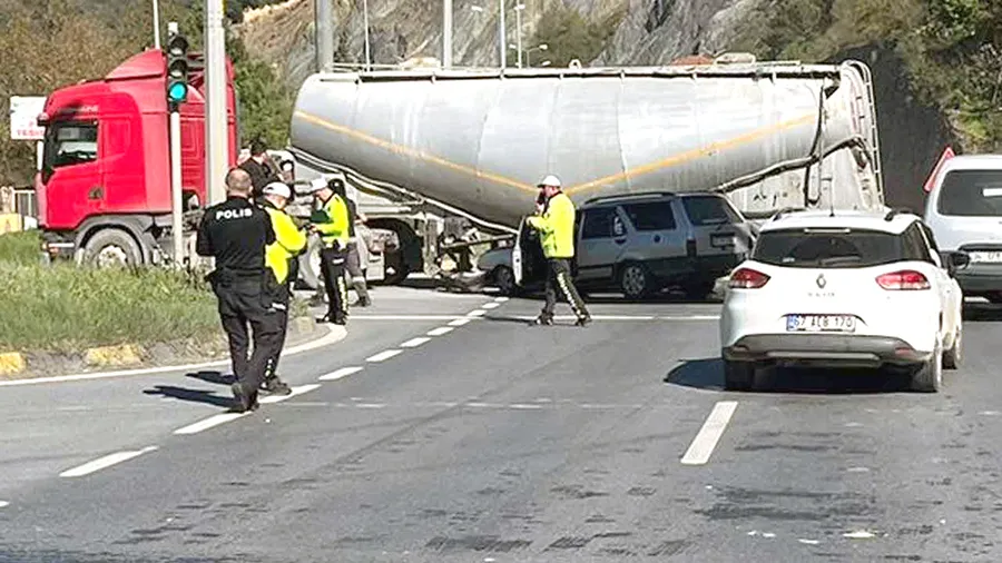 Feci kaza... Otomobil TIR’ın altına girdi...