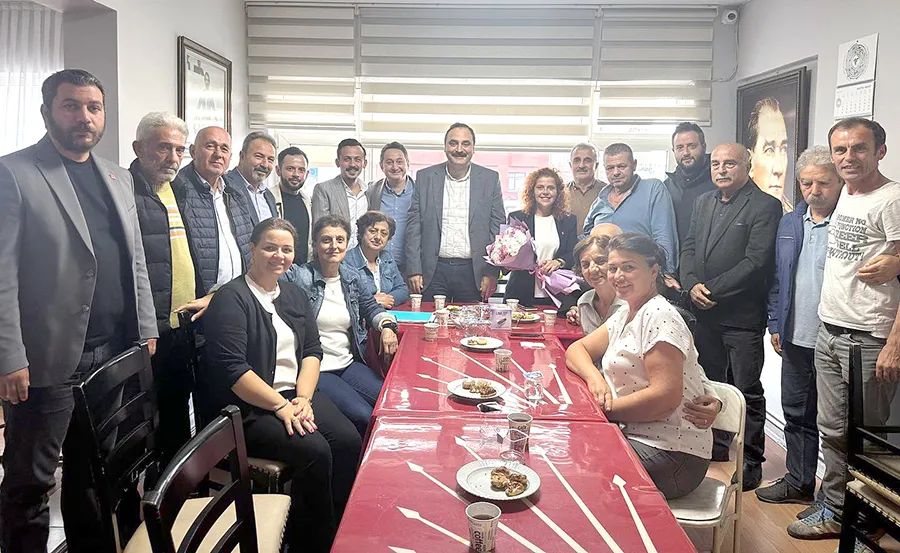 Dökmeci ile meclis üyeleri, CHP’ye ‘hayırlı olsun’a gitti 