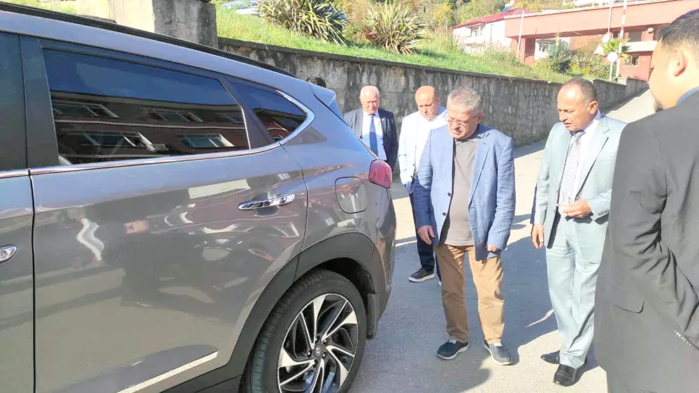 AK Partili Mustafa Yumurtacı’nın arabasına vurdular