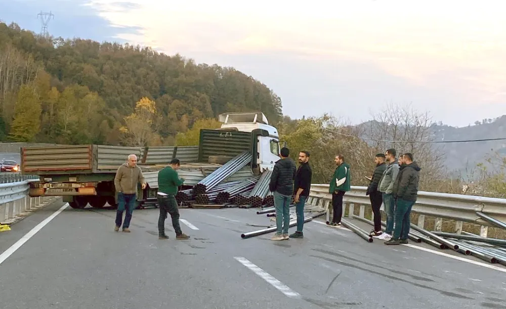 TIR bariyerlere saplandı: Demirler yola savruldu…