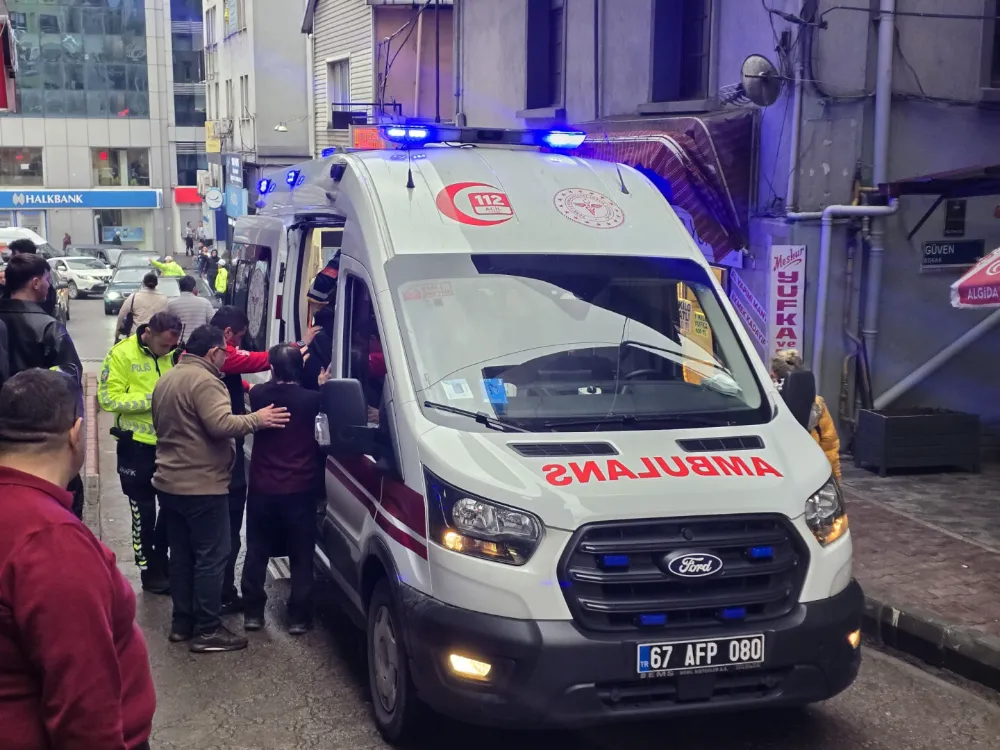 Geri manevra yapan aracın altında kalan yabancı uyruklu garson yaralandı