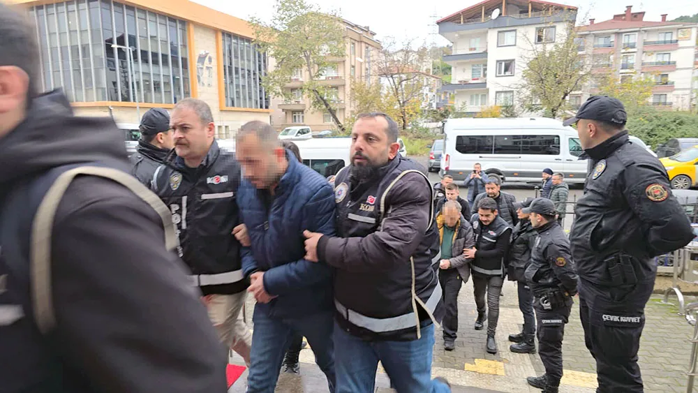 Silah kaçaklığı soruşturmasında 3 kişi adliyeye getirildi