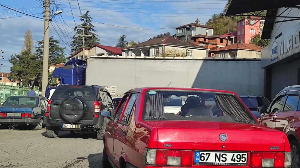 Dar sokağa girmek isteyen sürücü trafiği tıkadı