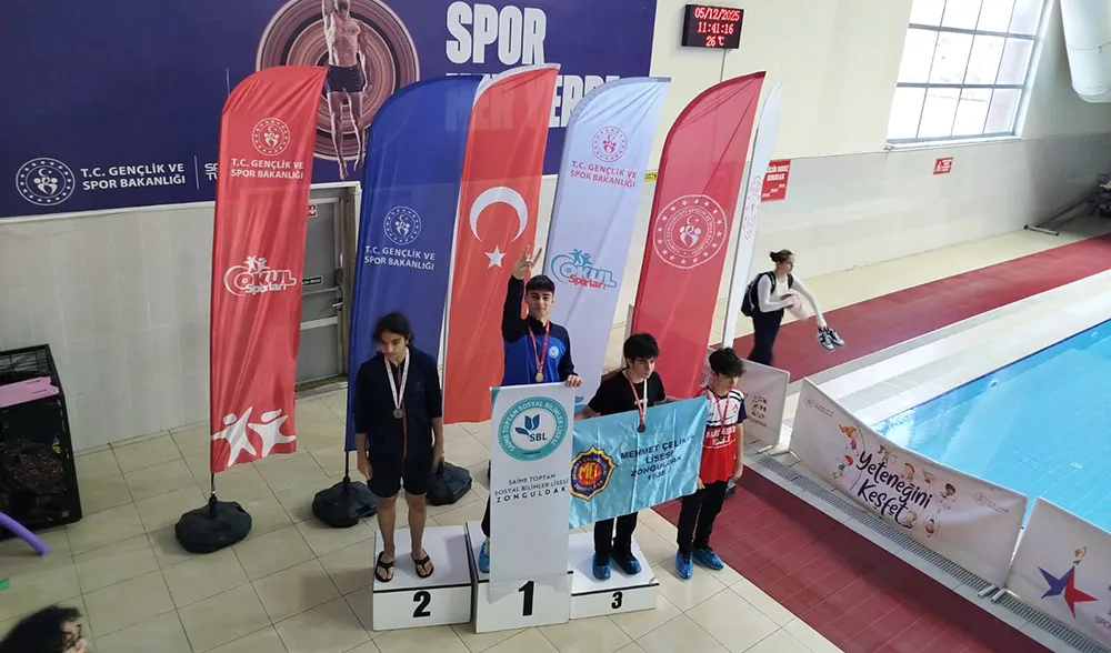 Ahmet Tuğra Karali yüzmede çifte madalya aldı