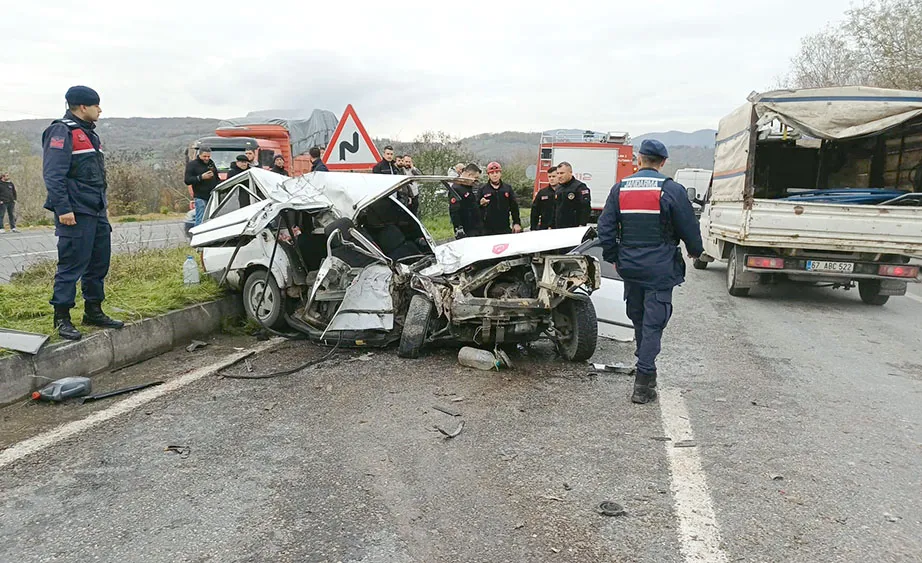 Otomobil ikiye bölündü… Ölü ve yaralılar var…