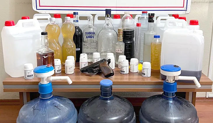 Ruhsatsız tabanca ve alkol ele geçirildi