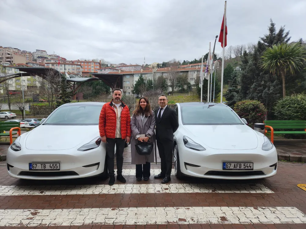 Burda AVM talihlileri, Tesla Model Y otomobillerini teslim aldı...