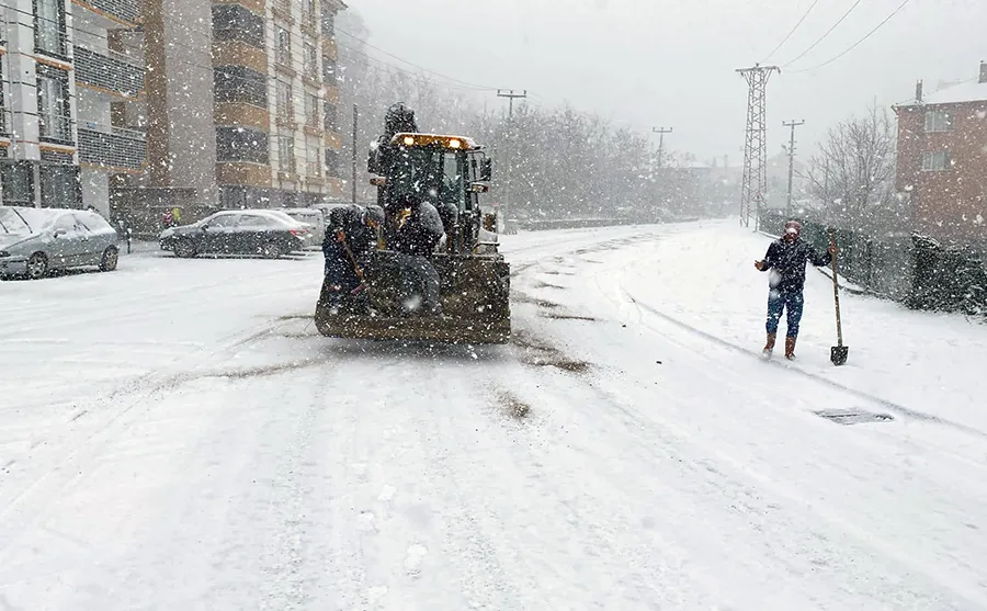 Gökçebey’de karla mücadele için Belediye ekipleri seferber oldu