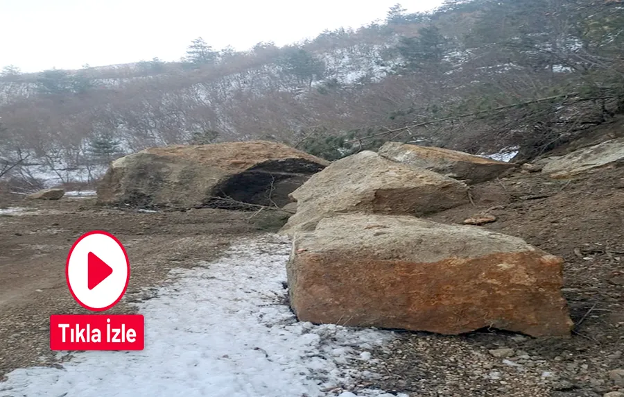 Köy yolunda büyük heyelan