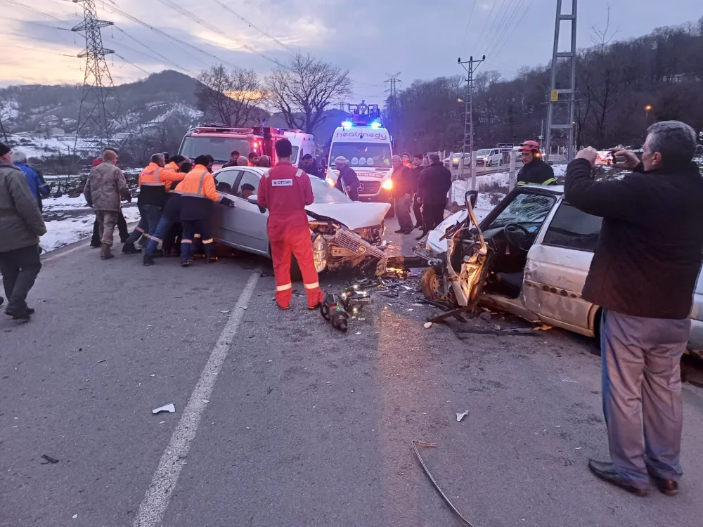 Feci kaza... Kafa kafaya çarpıştılar... Yaralılar var...