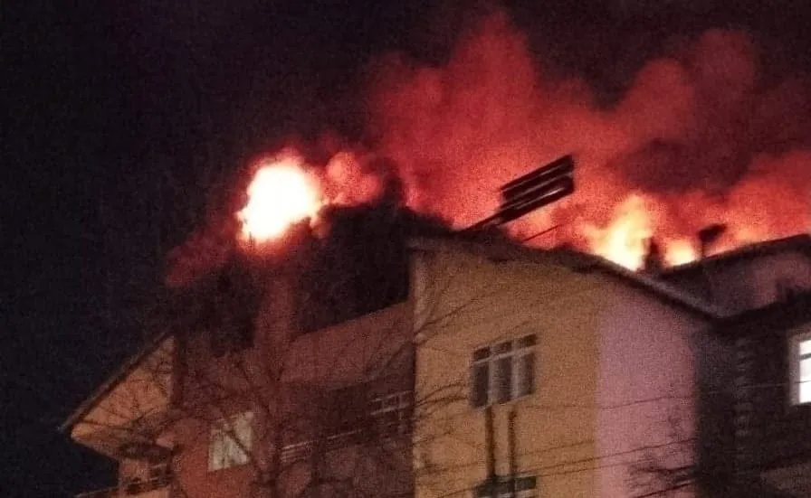 Alevler evi sardı... Yaralı var...