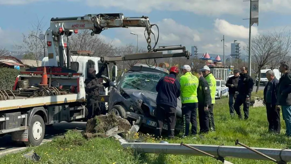 Feci kaza… Otomobil direğe çarptı… Yaralı var…