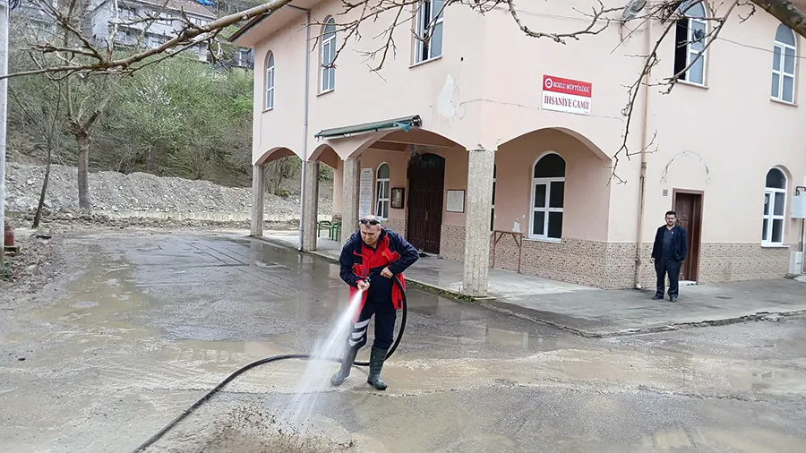 Kozlu’daki camilerde bayram temizliği başladı