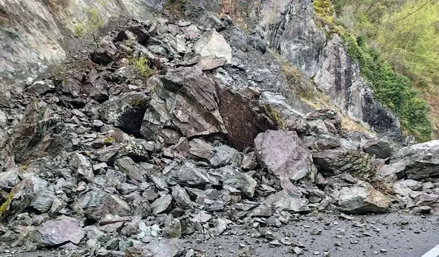 Zonguldak’ta heyelan: Karayolu ulaşıma kapandı…