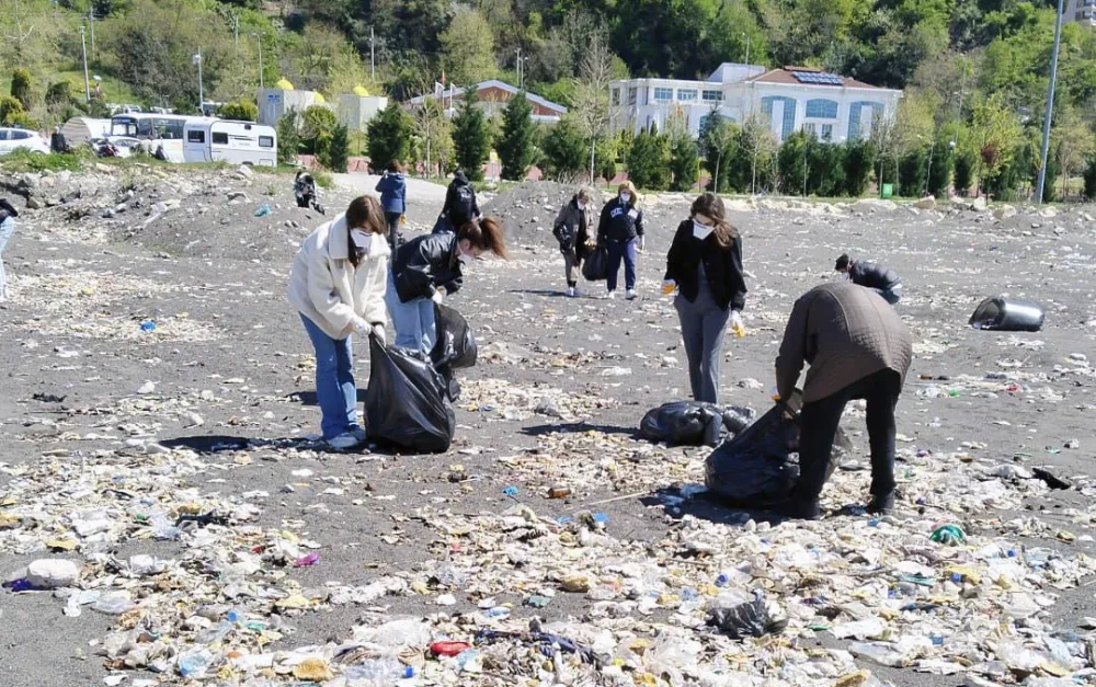 BEUN’lu öğrenciler, Kozlu Sahilini temizledi...