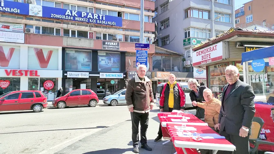 CHP’liler, AK Parti binasının karşısına imza standı açtı