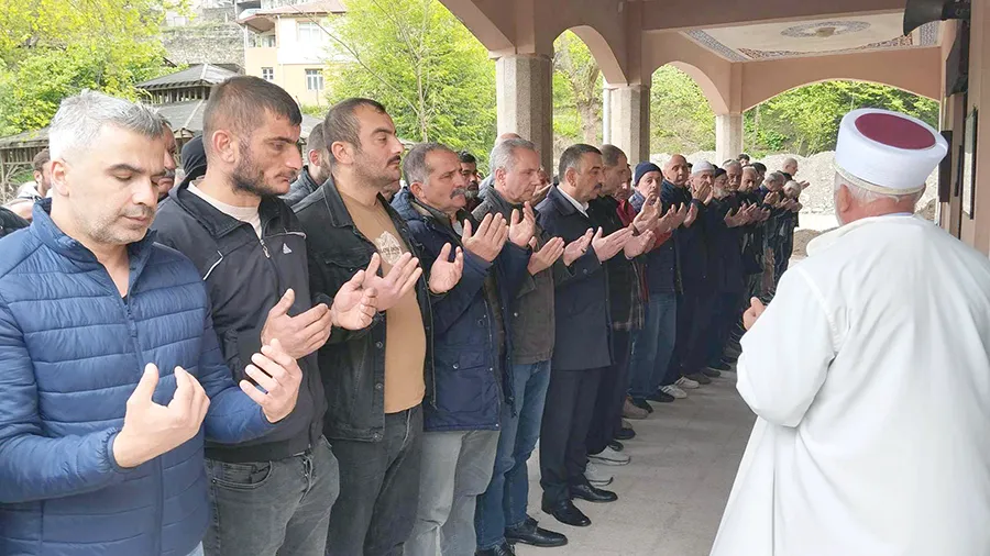 Kozlu’da evinde ölü bulunmuştu… Vali Hacıbektaşoğlu cenazesine katıldı…