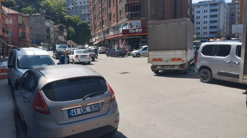 Kozlu’da yol ortasına yapılan parklar vatandaşı bezdirdi