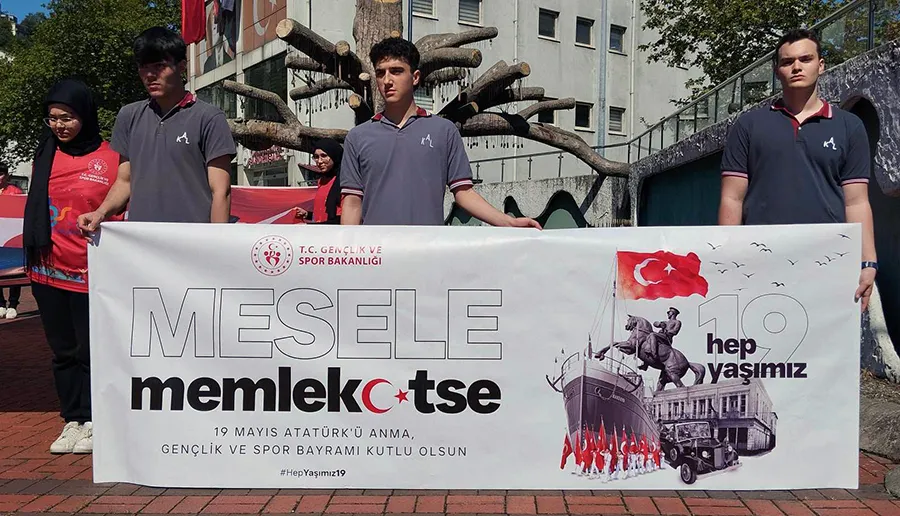 Kozlu gençliği ATA’sının manevi huzuruna çıktı... Mesele memleketse hep 19 yaşındayız...