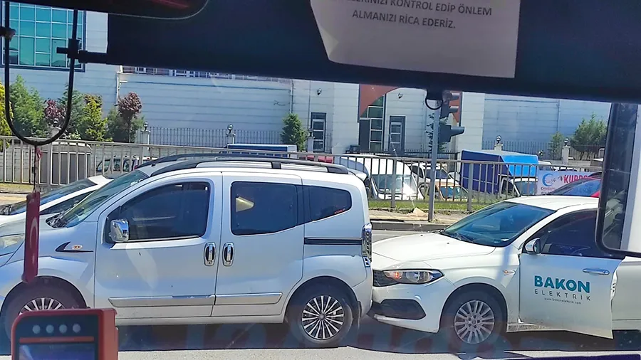 Kozlu’da kaza… Araçlar çarpıştı, trafik kilitlendi…