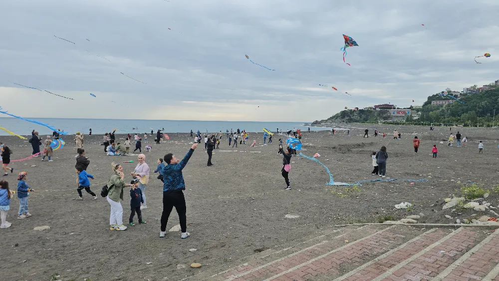 Çocukların uçurtmaları ‘sağanağa’ takıldı