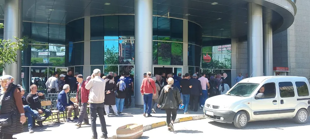 Hastane Önünde Kavga